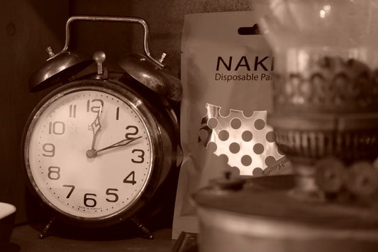 ซอง NAKIE วางคู่นาฬิกาปลุกกระดิ่งคู่บนชั้นวาง สำหรับคนไปยิมก่อนทำงานตอนเช้า